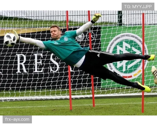 诺伊尔门神再现赛场奇迹 凭借精准判断力力挽狂澜